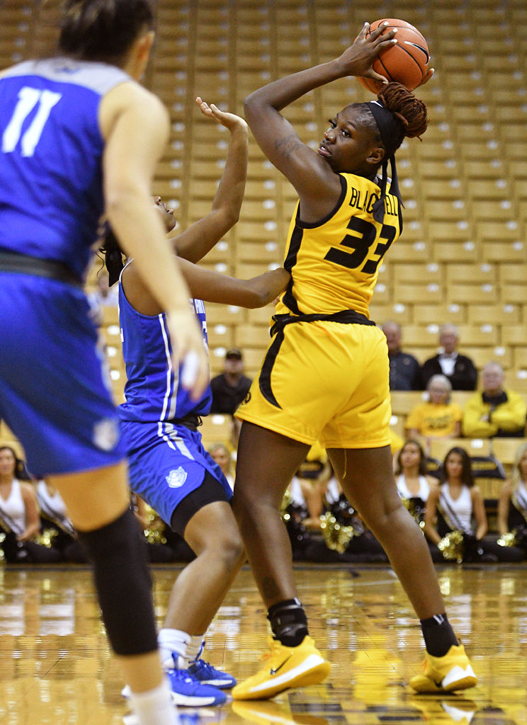 Aijha Blackwell dodges her defender